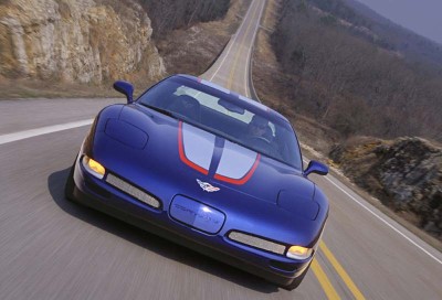 除了添加特别纪念版本外，所有2004年的Corvettes都是2003年的虚拟结转。