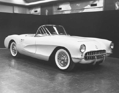 1956年Corvette大幅提高性能,与0-60在7.5秒。