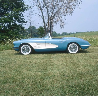 1959年Corvette看起来更清洁和更有目的的由于切除行李箱盖chrome和玩笑。