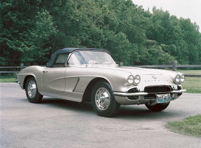 The 1962 Corvette featured a blacked-out grille, simple vents, ribbed rocker-panel trim, and a monochromatic color scheme.