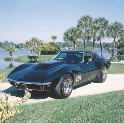 The 1969 Corvette featured hidden windshield wipers beneath a power pop-up cowl panel.