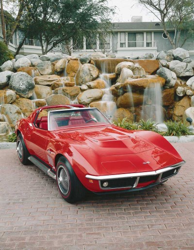 1969年Corvette小型砌块底部v - 8到350立方英寸,300或350马力。