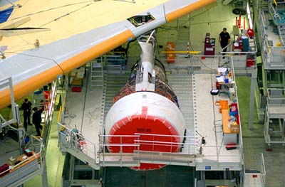 Fitting a Rolls-Royce Trent 900 engine onto the MSN001, the first A380 (September '04)