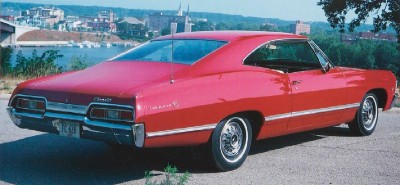 1967年产的雪佛兰黑斑羚(Chevrolet Impala)的车顶轮廓一直延伸到车顶。