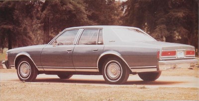 1977年的雪佛兰Caprice Classic比以前更小更高效。