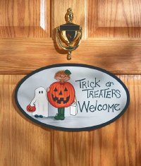 This handpainted Halloween welcome sign is a friendly sight for trick-or-treaters and a Halloween decoration you'll keep for years.