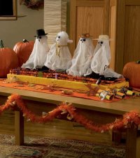 Don't fear! This ghostly centerpiece is an easy Halloween decoration to make.