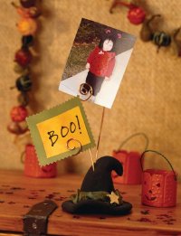 Make this haunted hat to display your favorite frightful photos.