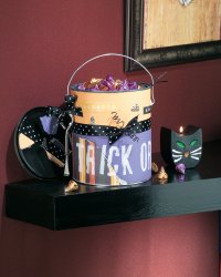 Make this tricks or treats can to store Halloween goodies.