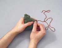 Apply the garland to the ornament at the seams.