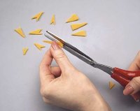 Use the remaining yellow felt to make the scales for the ornament.