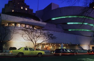 位于第五大道上的古根海姆博物馆(Guggenheim Museum)以其引人注目和不同寻常的建筑展示了现代艺术。