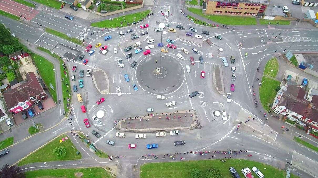 See the Swirling Glory of Britain&#39;s 7-Circle Magic Roundabout |  HowStuffWorks