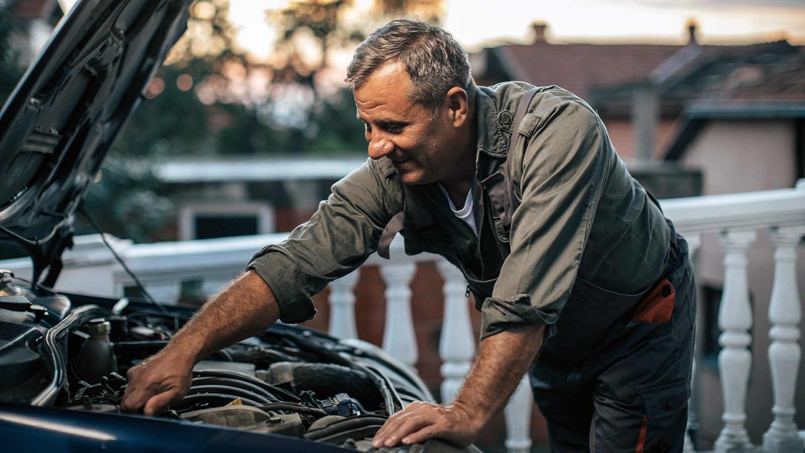 Механик car driving. Моторист. Fixing a car. Fixed автомобиль.