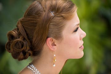 A Bride S Guide To Taking Down Her Wedding Updo Howstuffworks